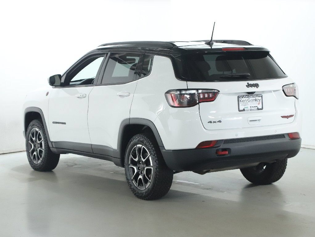 Used 2025 Jeep Compass Trailhawk AWD/4WD image 39