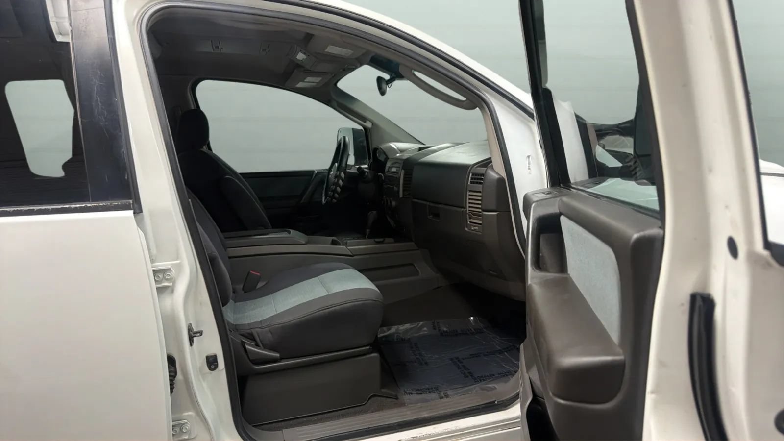 Used 2005 Nissan Titan SE w/ (W01) Utility Bed Pkg AWD/4WD image 21