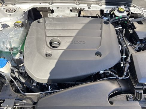 Used 2025 Volvo XC40 B5 Plus image 18