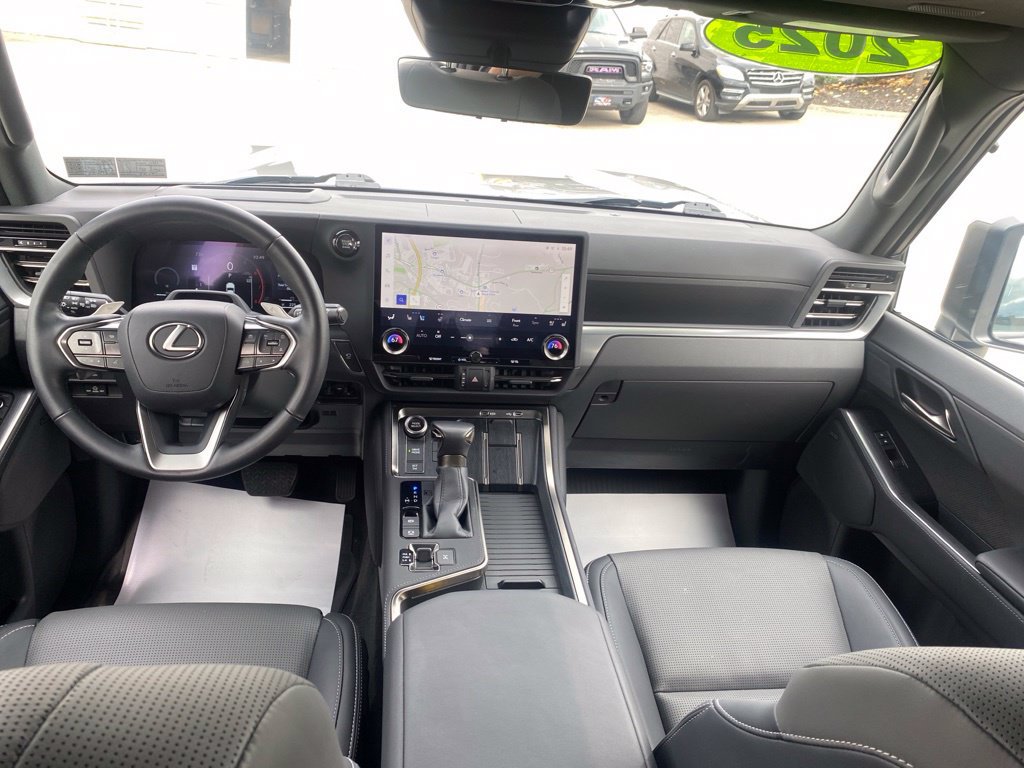 Used 2025 Lexus GX 550 w/ Accessory Package (2T) AWD/4WD image 12