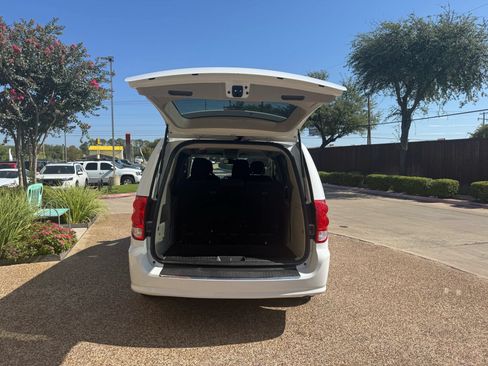 Used 2018 Dodge Grand Caravan SE w/ UConnect Hands-Free Group FWD image 11