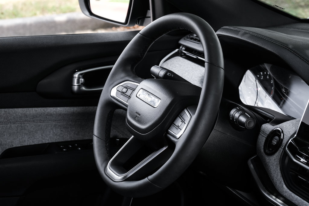 Used 2023 Jeep Compass Latitude AWD/4WD image 24