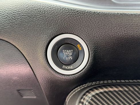 Used 2015 Dodge Challenger SXT image 20