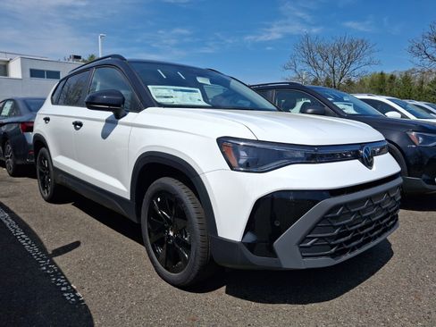 New 2026 Volkswagen Taos SE FWD image 1