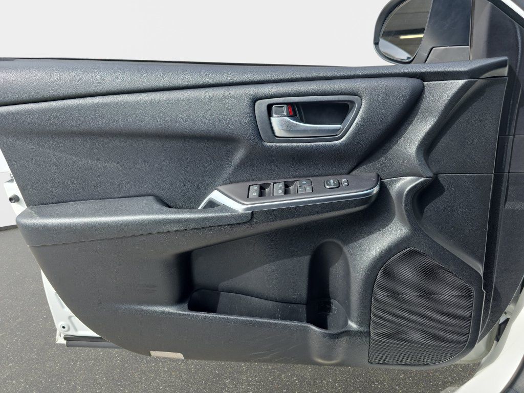 Used 2017 Toyota Camry SE FWD image 28