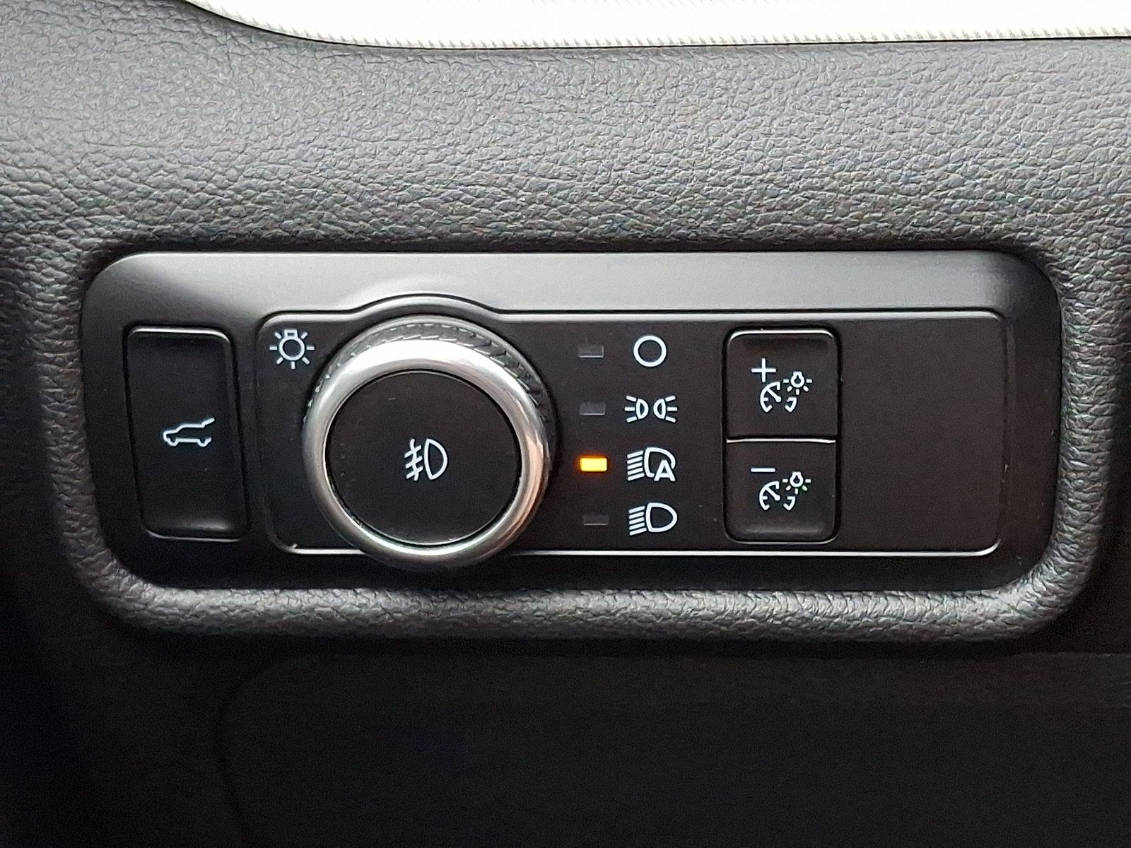 Used 2023 Ford Explorer XLT w/ Equipment Group 202A AWD/4WD image 25