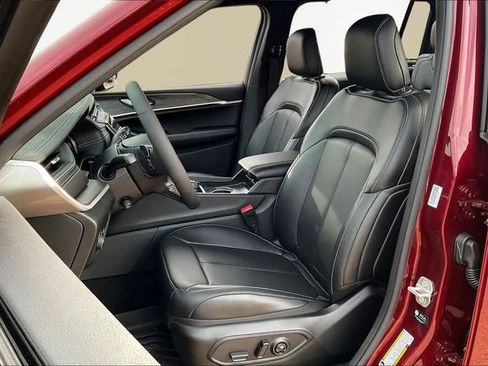 Used 2025 Jeep Grand Cherokee L Limited w/ Luxury Tech Group II image 15