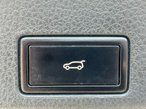 Used 2012 Volkswagen Touareg TDI AWD/4WD image 35