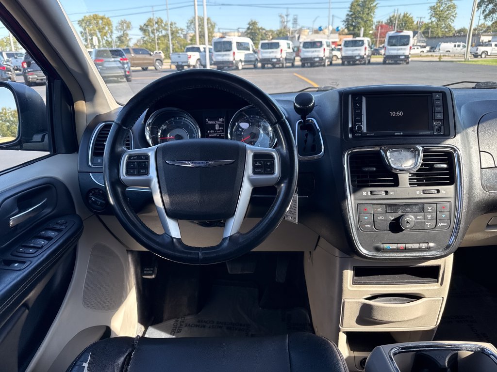 Used 2014 Chrysler Town & Country Touring FWD image 9