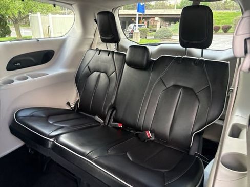 Used 2023 Chrysler Pacifica Limited FWD image 18