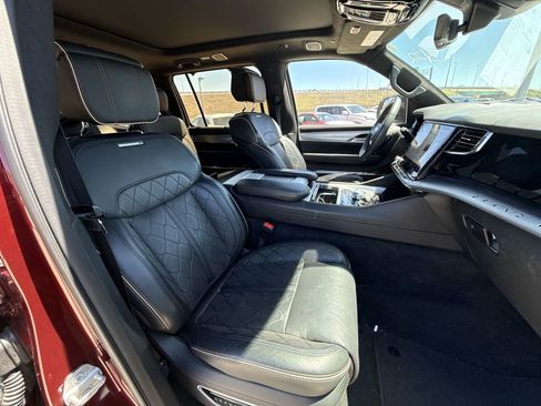 Used 2023 Jeep Grand Wagoneer Series III AWD/4WD image 16