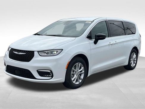 New 2026 Chrysler Pacifica Select image 3