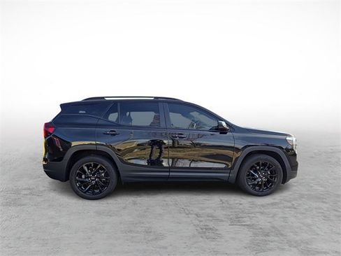Used 2024 GMC Terrain SLE w/ Driver Convenience Package image 4