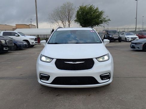 Used 2022 Chrysler Pacifica Touring-L image 2