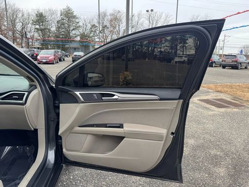 Used 2017 Ford Fusion SE FWD image 21