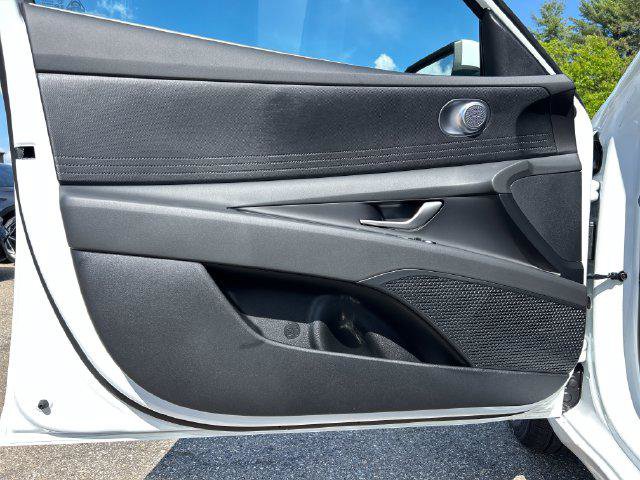 New 2026 Hyundai Elantra Hybrid FWD image 12