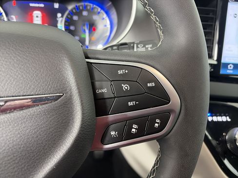 Used 2024 Chrysler Pacifica Touring-L image 30