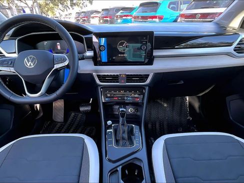 New 2026 Volkswagen Taos SE image 5
