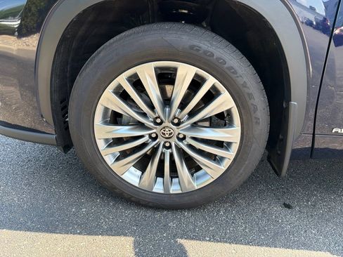 Used 2025 Toyota Highlander Platinum AWD/4WD image 10