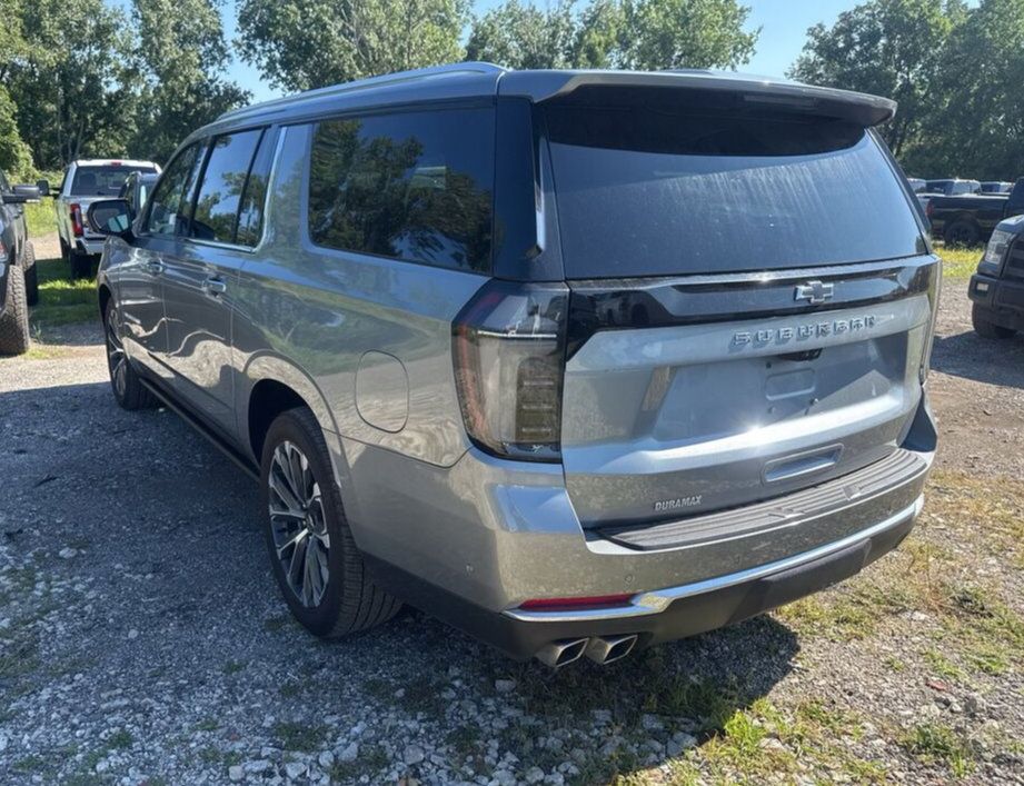 Used 2025 Chevrolet Suburban High Country AWD/4WD image 4