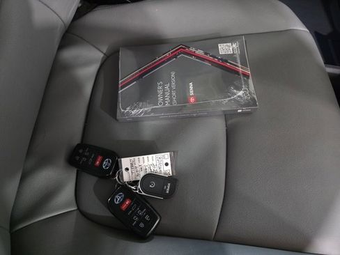 Used 2023 Toyota Sienna XLE w/ XLE Plus Package image 9