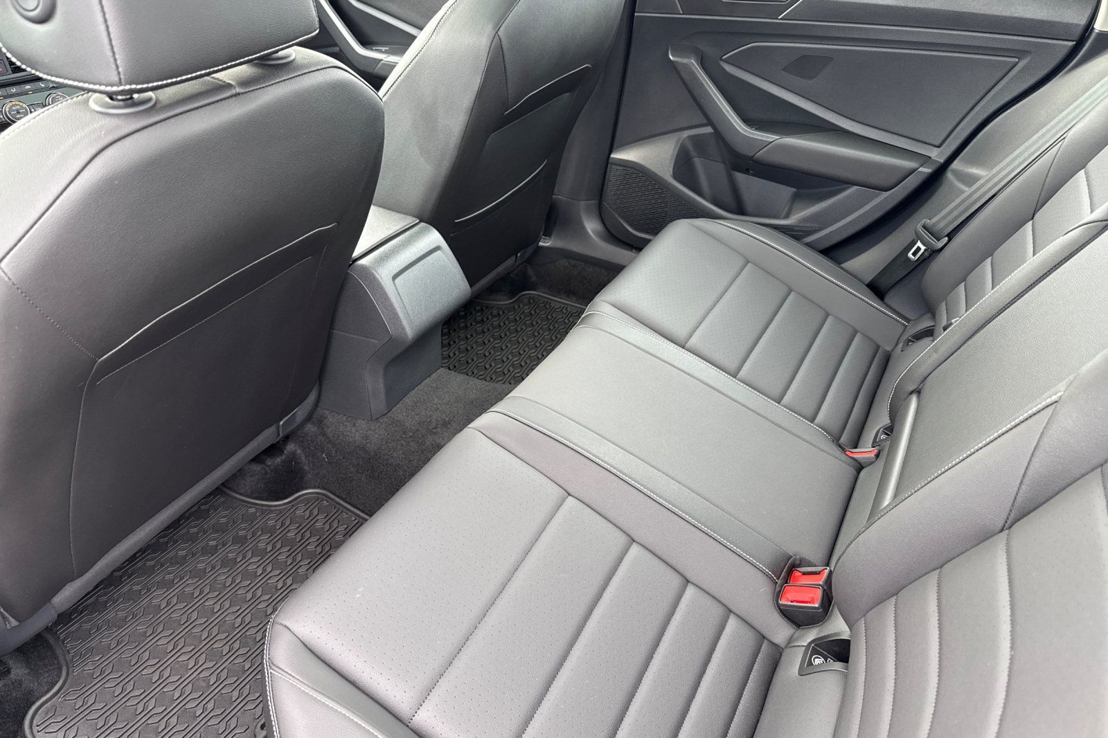 Used 2024 Volkswagen Jetta SE w/ Panoramic Sunroof Package FWD image 12