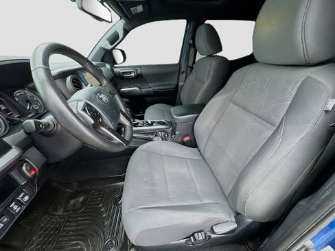 Used 2017 Toyota Tacoma TRD Sport image 13