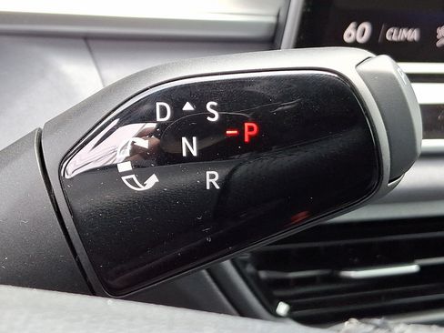 New 2026 Volkswagen Tiguan SE R-Line AWD/4WD image 17