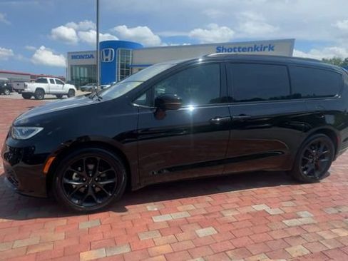 Used 2025 Chrysler Pacifica Limited FWD image 7