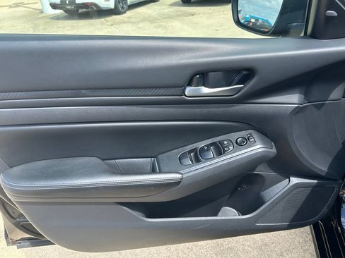 Used 2025 Nissan Altima 2.5 SV FWD image 3