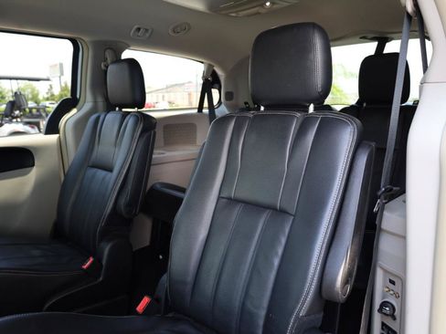 Used 2014 Chrysler Town & Country Touring FWD image 13