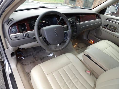 Used 2007 Lincoln Town Car Signature image 11