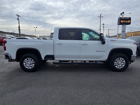 Used 2022 Chevrolet Silverado 2500 LT w/ Convenience Package AWD/4WD image 5