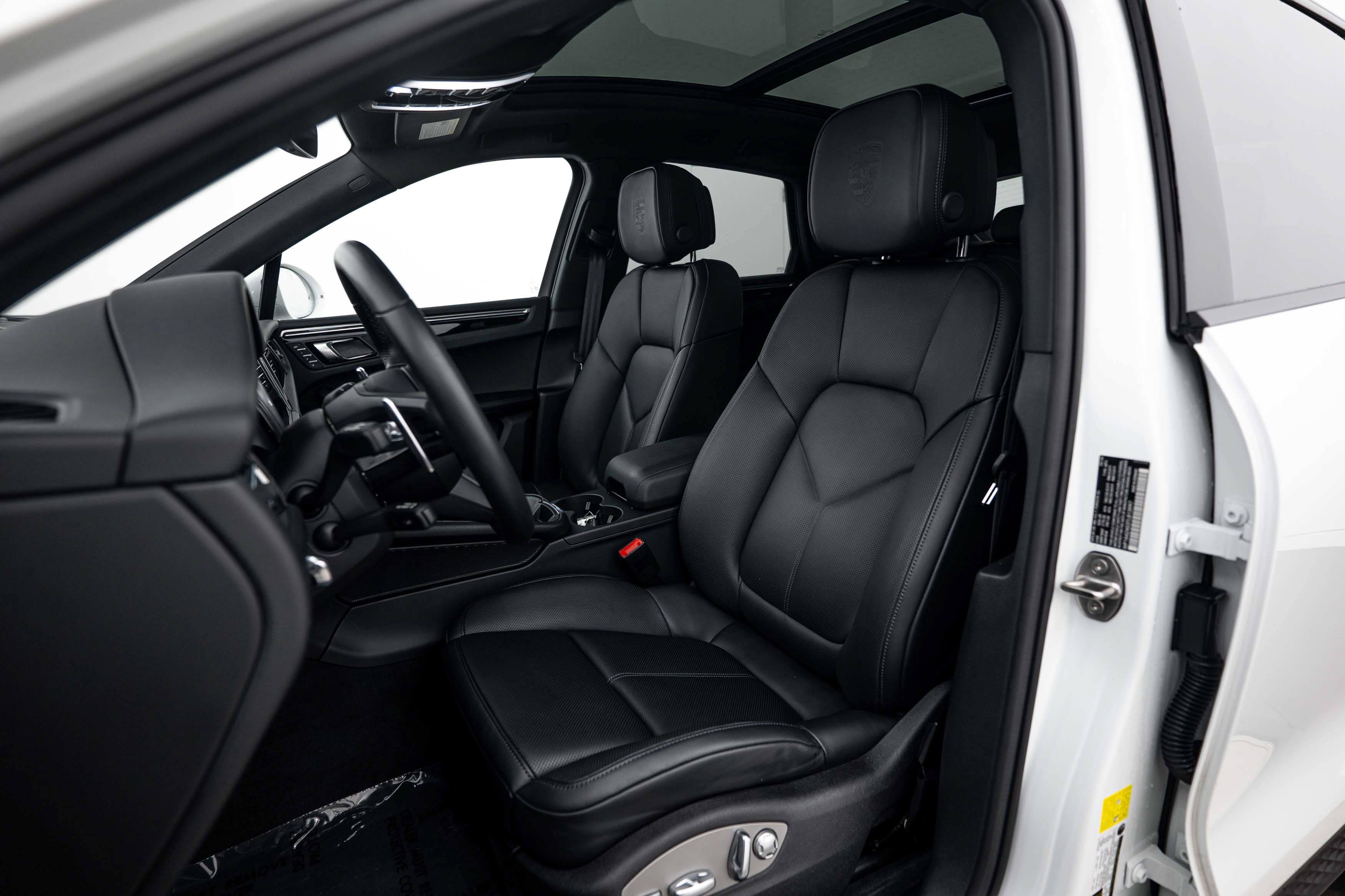 Certified 2026 Porsche Macan AWD/4WD image 5