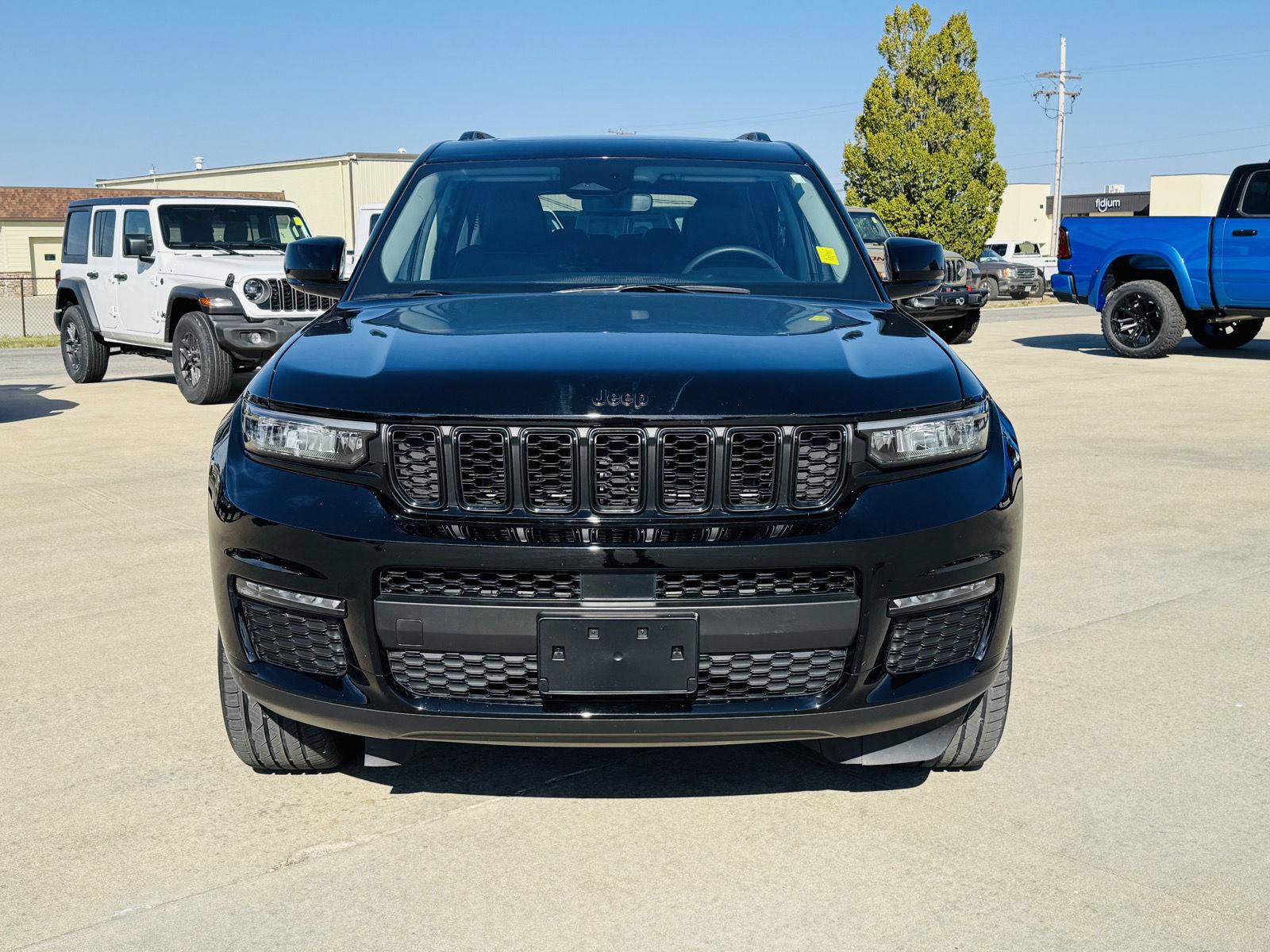 Used 2023 Jeep Grand Cherokee L Limited w/ Black Appearance Package AWD/4WD image 39