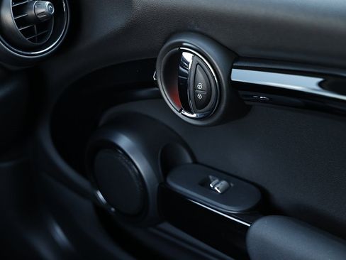 Used 2019 MINI Cooper 2-Door Hardtop w/ Storage Package image 40