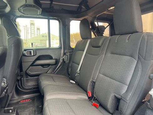 Used 2018 Jeep Wrangler Unlimited Sahara image 19