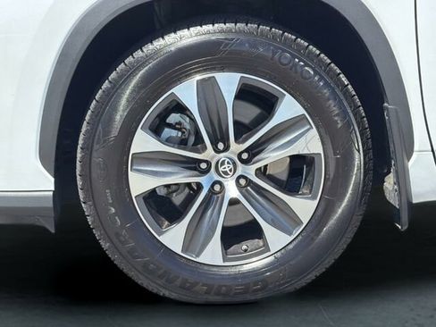 Used 2022 Toyota Highlander XLE AWD/4WD image 35