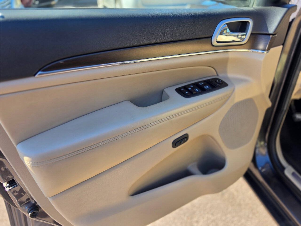 Used 2018 Jeep Grand Cherokee Limited AWD/4WD image 9