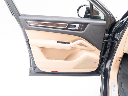 Used 2022 Porsche Cayenne S Platinum image 23