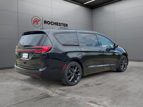 Used 2025 Chrysler Pacifica Limited FWD image 5