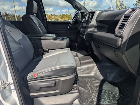 Used 2024 RAM 2500 Tradesman w/ Chrome Appearance Group image 10