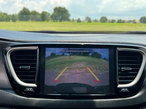 Used 2025 Chrysler Pacifica Select FWD image 17