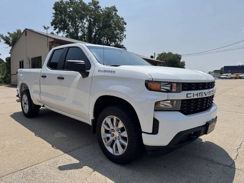 Used 2020 Chevrolet Silverado 1500 Custom w/ Custom Value Package AWD/4WD image 3