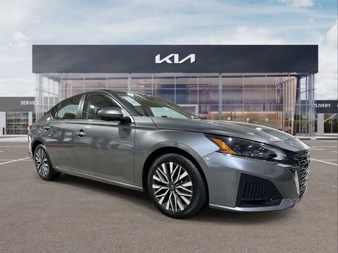 Used 2023 Nissan Altima 2.5 SV image 2
