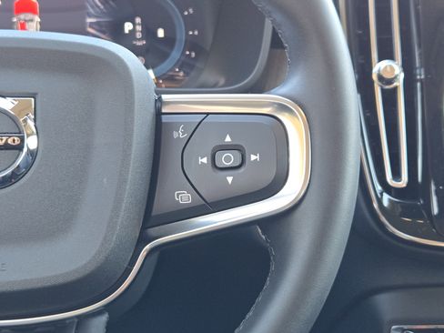 Used 2024 Volvo XC40 B5 Core image 40