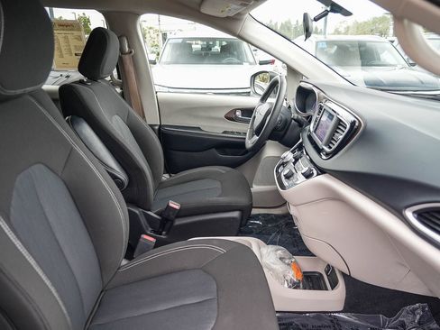 Used 2022 Chrysler Voyager LX FWD image 16
