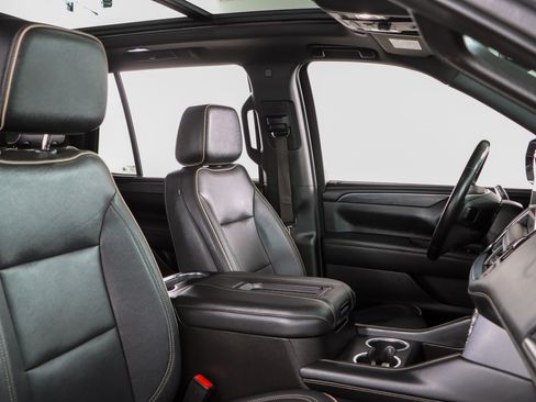 Used 2023 GMC Yukon SLT w/ SLT Luxury Package image 31