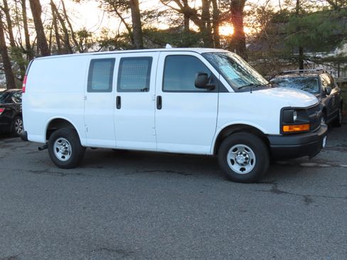 Used 2015 Chevrolet Express 2500 image 21