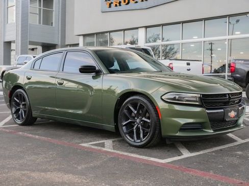 Used 2020 Dodge Charger SXT w/ Blacktop Package image 3